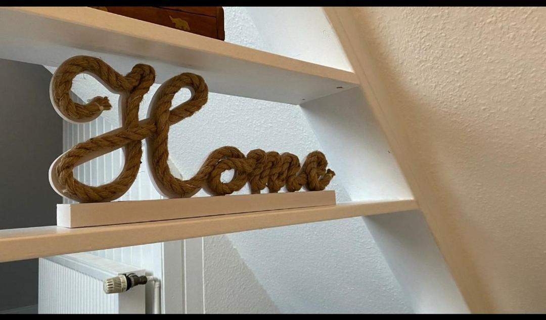 *to Hus* Am Rande Von