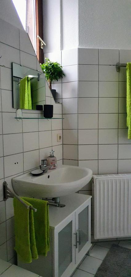 *to Hus* Am Rande Von *